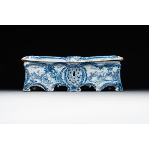 983 - A rare blue and white Dutch Delft jewellery casket and cover, 18th C.Dim.: 30 x 20 x 11 cm (incl. co... 