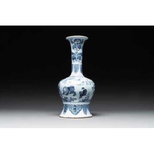 985 - A blue and white Dutch Delft bottle-shaped chinoiserie vase with a lion, 17th C.H.: 32,4 cmThe absen... 