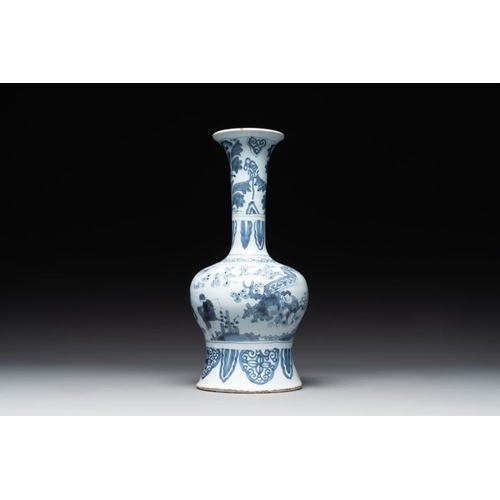 985 - A blue and white Dutch Delft bottle-shaped chinoiserie vase with a lion, 17th C.H.: 32,4 cmThe absen... 