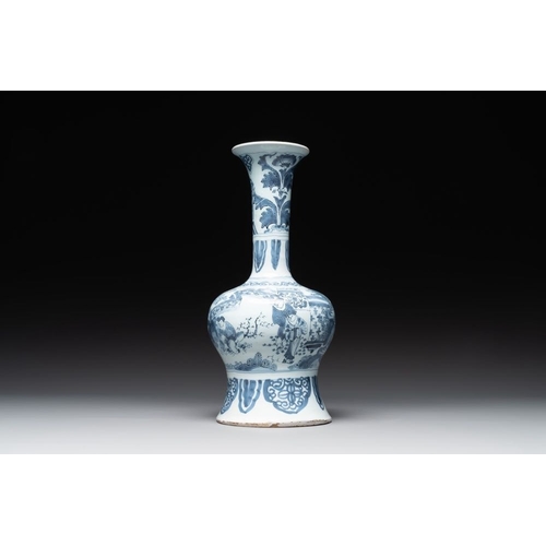 985 - A blue and white Dutch Delft bottle-shaped chinoiserie vase with a lion, 17th C.H.: 32,4 cmThe absen... 