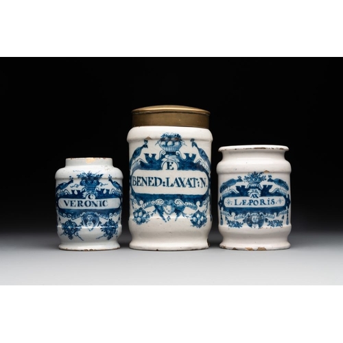 991 - Three blue and white Dutch Delft albarelli, 18th C.H.: 17 cm (the largest incl. cover)H.: 10,7 cm (t... 