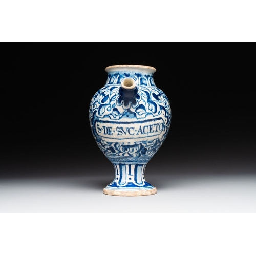 993 - A blue and white Antwerp maiolica 'a foglie' wet drug jar, 2nd half 16th C.L.: 24 cm - H.: 23,3 cmTh... 