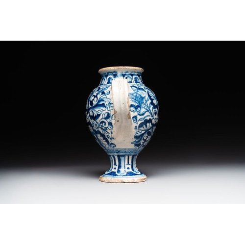 993 - A blue and white Antwerp maiolica 'a foglie' wet drug jar, 2nd half 16th C.L.: 24 cm - H.: 23,3 cmTh... 