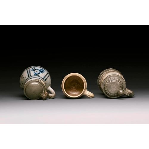 995 - Five stoneware mugs and jugs with various seals, Germany, 16/17th C.H.: 22 cm (the tallest)H.: 11,6 ... 