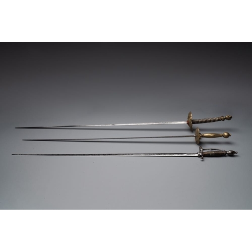 997 - A varied collection of 4 European swords and a walking stick-blade, 17/19th C.L.: 104,6 cm (the long... 