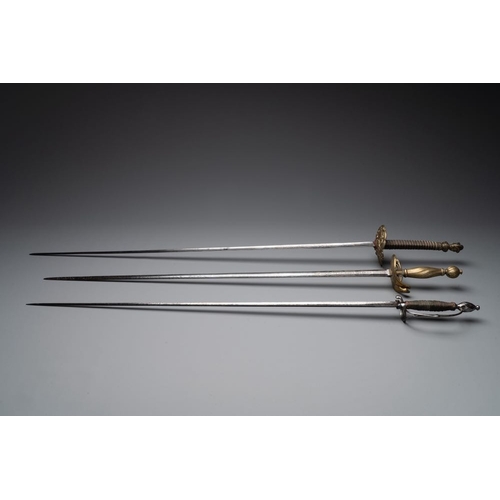 997 - A varied collection of 4 European swords and a walking stick-blade, 17/19th C.L.: 104,6 cm (the long... 