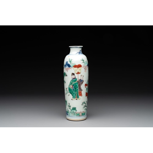 10 - A Chinese wucai 'sleeve' vase with a scholar and servants, Transitional periodH.: 24,5 cm... 