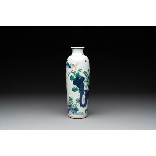 10 - A Chinese wucai 'sleeve' vase with a scholar and servants, Transitional periodH.: 24,5 cm... 