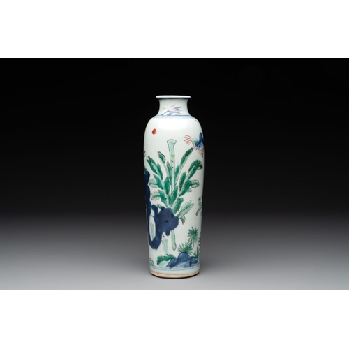 10 - A Chinese wucai 'sleeve' vase with a scholar and servants, Transitional periodH.: 24,5 cm... 