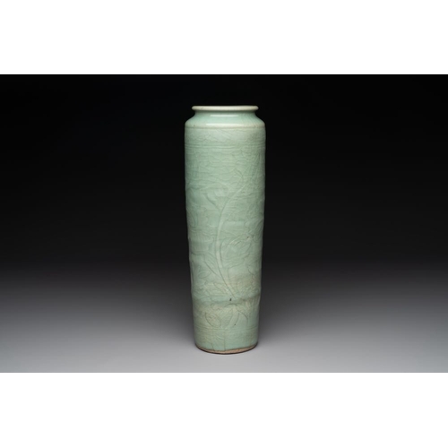 100 - A Chinese Longquan celadon cylindrical vase with incised floral design, MingH.: 36,5 cm... 