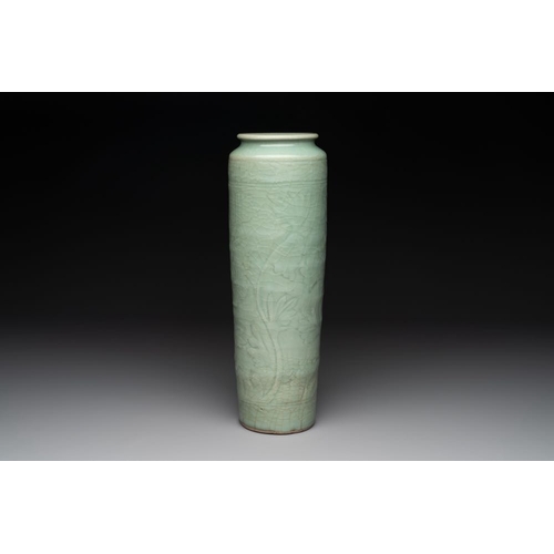 100 - A Chinese Longquan celadon cylindrical vase with incised floral design, MingH.: 36,5 cm... 