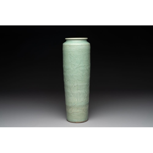 100 - A Chinese Longquan celadon cylindrical vase with incised floral design, MingH.: 36,5 cm... 