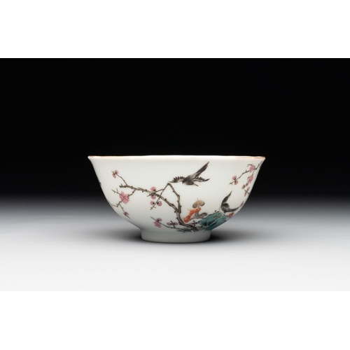 1004 - A Chinese famille rose bowl with birds amongst branches, 20th C.Dia.: 12,5 cm -H.: 6 cm... 