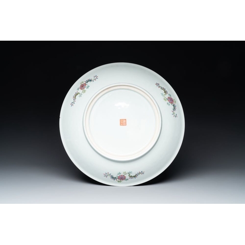 1010 - A varied collection of five Chinese famille rose, grisaille and iron-red porcelain, 20th C.Dia.: 41 ... 