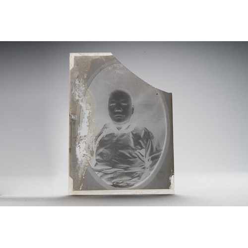 1016 - A collection of 83 wet-collodion portrait negatives on glass, China, 19th C.Dim.: 17,8 x 12,8 cm (ea... 