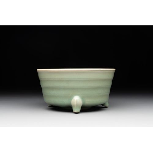 102 - A Chinese Longquan celadon tripod 'trigrams' censer, SongDia.: 13,5 cm - H.: 7 cm... 