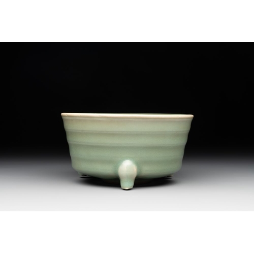 102 - A Chinese Longquan celadon tripod 'trigrams' censer, SongDia.: 13,5 cm - H.: 7 cm... 