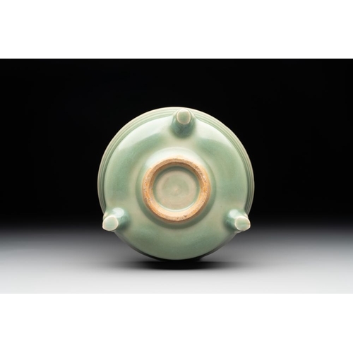 102 - A Chinese Longquan celadon tripod 'trigrams' censer, SongDia.: 13,5 cm - H.: 7 cm... 