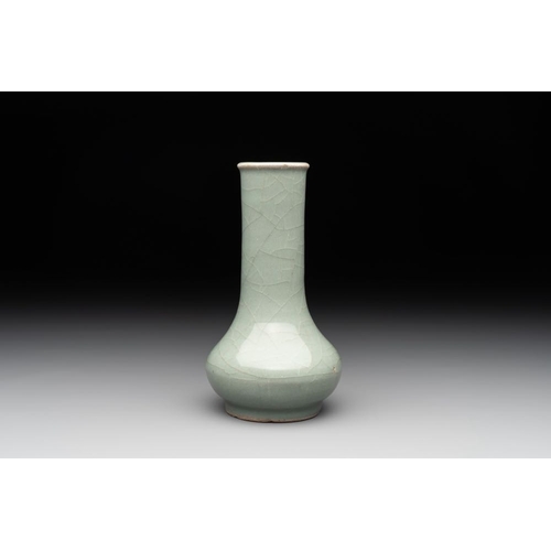 104 - A Chinese Longquan celadon bottle vase, SongH.: 14,5 cm