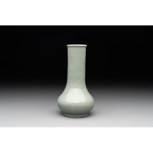 104 - A Chinese Longquan celadon bottle vase, SongH.: 14,5 cm