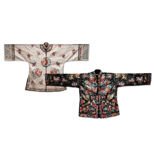 1057 - Two Chinese embroidered silk women's robes, 19/20th C.Dim.: 131,5 x 79,5 cm (the white robe)Dim.: 13... 