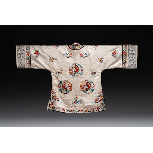 1057 - Two Chinese embroidered silk women's robes, 19/20th C.Dim.: 131,5 x 79,5 cm (the white robe)Dim.: 13... 