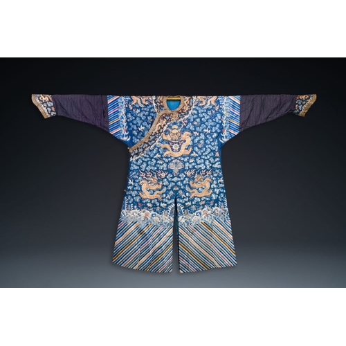 1062 - A Chinese gold thread embroidered blue-ground silk 'dragon' robe, 19th C.Dim.:226,5 x 140 cm
... 