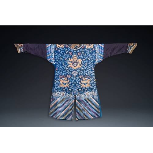 1062 - A Chinese gold thread embroidered blue-ground silk 'dragon' robe, 19th C.Dim.:226,5 x 140 cm
... 