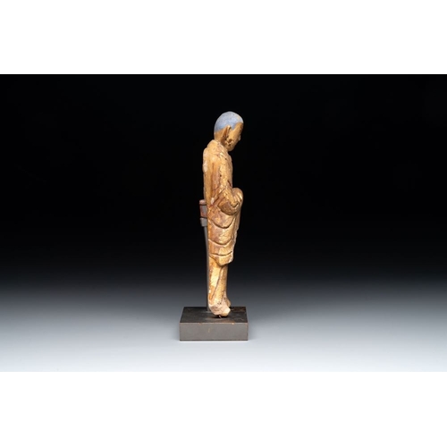 1067 - A Chinese gilt and polychromed stucco figure of a monk, MingH.: 25,5 cm (incl. stand)H.: 23,5 cm (ex... 