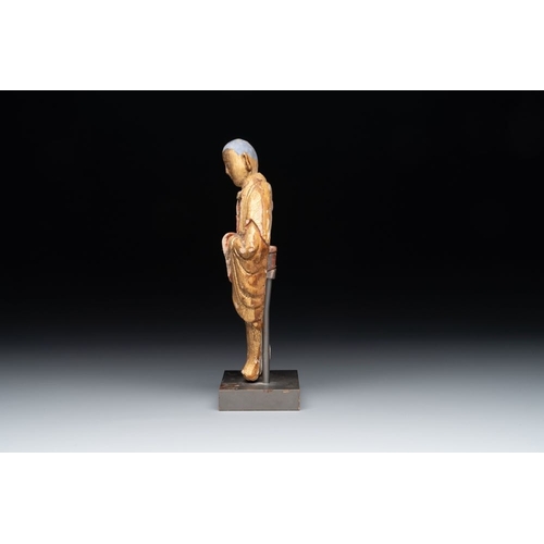 1067 - A Chinese gilt and polychromed stucco figure of a monk, MingH.: 25,5 cm (incl. stand)H.: 23,5 cm (ex... 