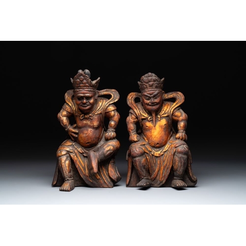 1071 - A pair of Chinese gilt-lacquered wooden sculptures of guardians, QingH.: 36,5 cm (the tallest)H.: 34... 