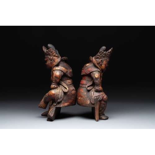 1071 - A pair of Chinese gilt-lacquered wooden sculptures of guardians, QingH.: 36,5 cm (the tallest)H.: 34... 