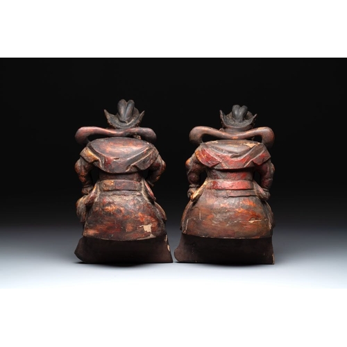 1071 - A pair of Chinese gilt-lacquered wooden sculptures of guardians, QingH.: 36,5 cm (the tallest)H.: 34... 