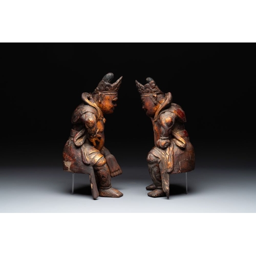 1071 - A pair of Chinese gilt-lacquered wooden sculptures of guardians, QingH.: 36,5 cm (the tallest)H.: 34... 