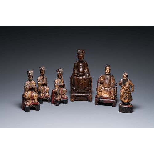 1072 - Six Chinese gilt-lacquered wooden sculptures of dignitaries and a guard, Ming and laterH.: 35 cm (th... 