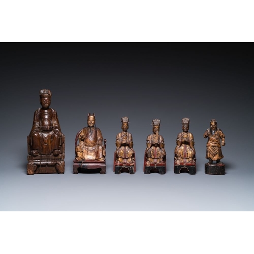 1072 - Six Chinese gilt-lacquered wooden sculptures of dignitaries and a guard, Ming and laterH.: 35 cm (th... 