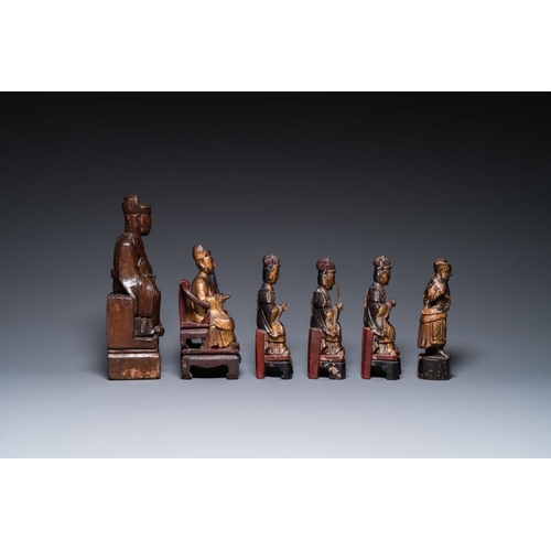 1072 - Six Chinese gilt-lacquered wooden sculptures of dignitaries and a guard, Ming and laterH.: 35 cm (th... 