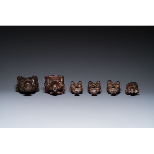 1072 - Six Chinese gilt-lacquered wooden sculptures of dignitaries and a guard, Ming and laterH.: 35 cm (th... 