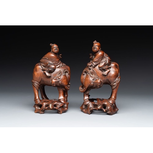 1073 - A pair of Chinese carved bamboo groups of a boy riding a buffalo, 19/20th C.H.: 21,9 cm (the tallest... 