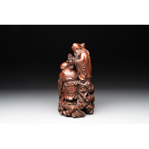 1074 - A Chinese carved wooden 'Fu Lu Shou' group, 19/20th C.H.: 24 cm