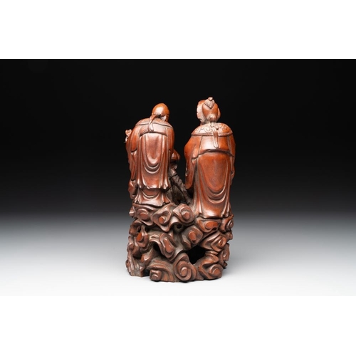 1074 - A Chinese carved wooden 'Fu Lu Shou' group, 19/20th C.H.: 24 cm