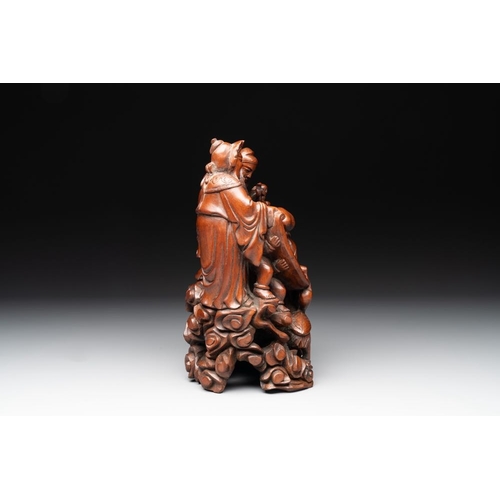 1074 - A Chinese carved wooden 'Fu Lu Shou' group, 19/20th C.H.: 24 cm