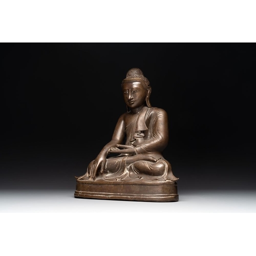 1075 - A Burmese bronze Mandalay-style Buddha in bhumisparsha mudra, 18/19th C.H.: 39 cm
Weight: 6,9 kilogr... 