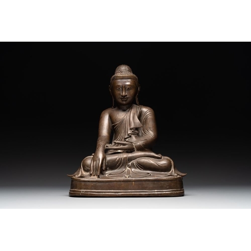 1075 - A Burmese bronze Mandalay-style Buddha in bhumisparsha mudra, 18/19th C.H.: 39 cm
Weight: 6,9 kilogr... 