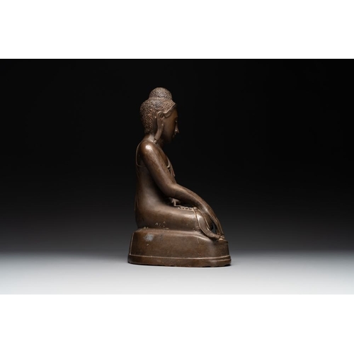 1075 - A Burmese bronze Mandalay-style Buddha in bhumisparsha mudra, 18/19th C.H.: 39 cm
Weight: 6,9 kilogr... 