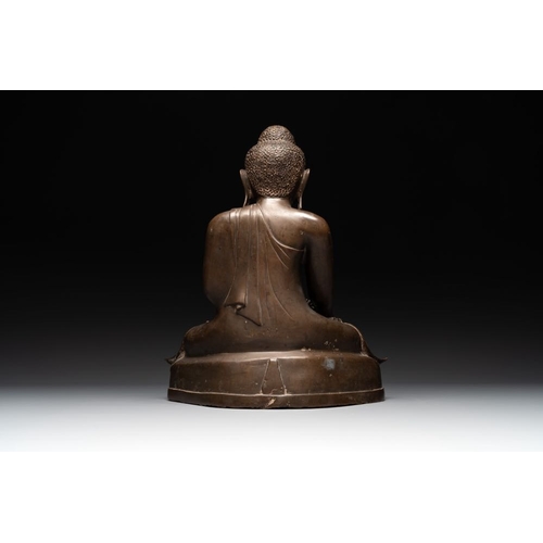 1075 - A Burmese bronze Mandalay-style Buddha in bhumisparsha mudra, 18/19th C.H.: 39 cm
Weight: 6,9 kilogr... 