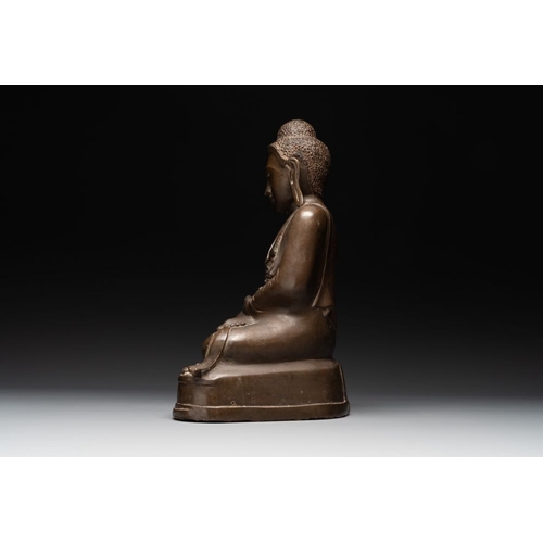 1075 - A Burmese bronze Mandalay-style Buddha in bhumisparsha mudra, 18/19th C.H.: 39 cm
Weight: 6,9 kilogr... 