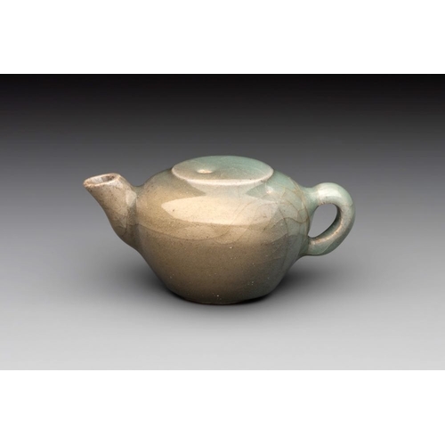 108 - A Chinese Longquan celadon water dropper, SongL.: 8,5 cm -H.: 4 cm