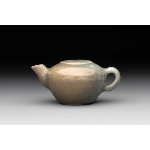 108 - A Chinese Longquan celadon water dropper, SongL.: 8,5 cm -H.: 4 cm