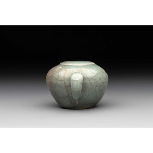 108 - A Chinese Longquan celadon water dropper, SongL.: 8,5 cm -H.: 4 cm